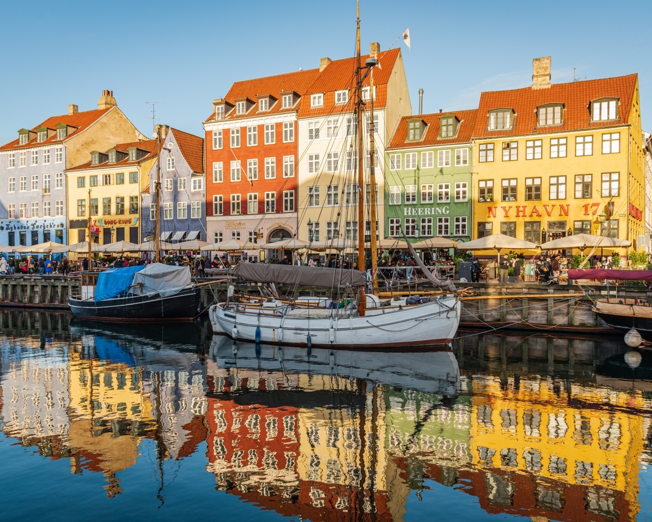 Красивые дома у реки в городе Копенгаген, Дания