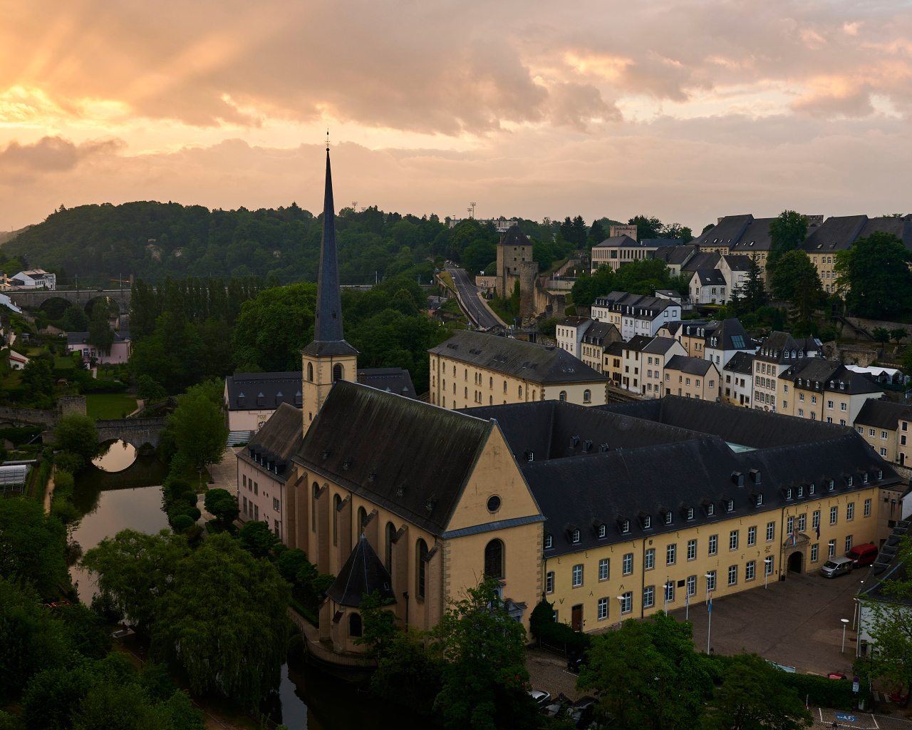 Солнце в небе над красивым зданием, Люксембург