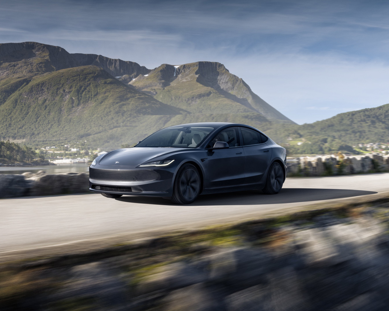 Электрический автомобиль Tesla Model 3 2024  года на дороге