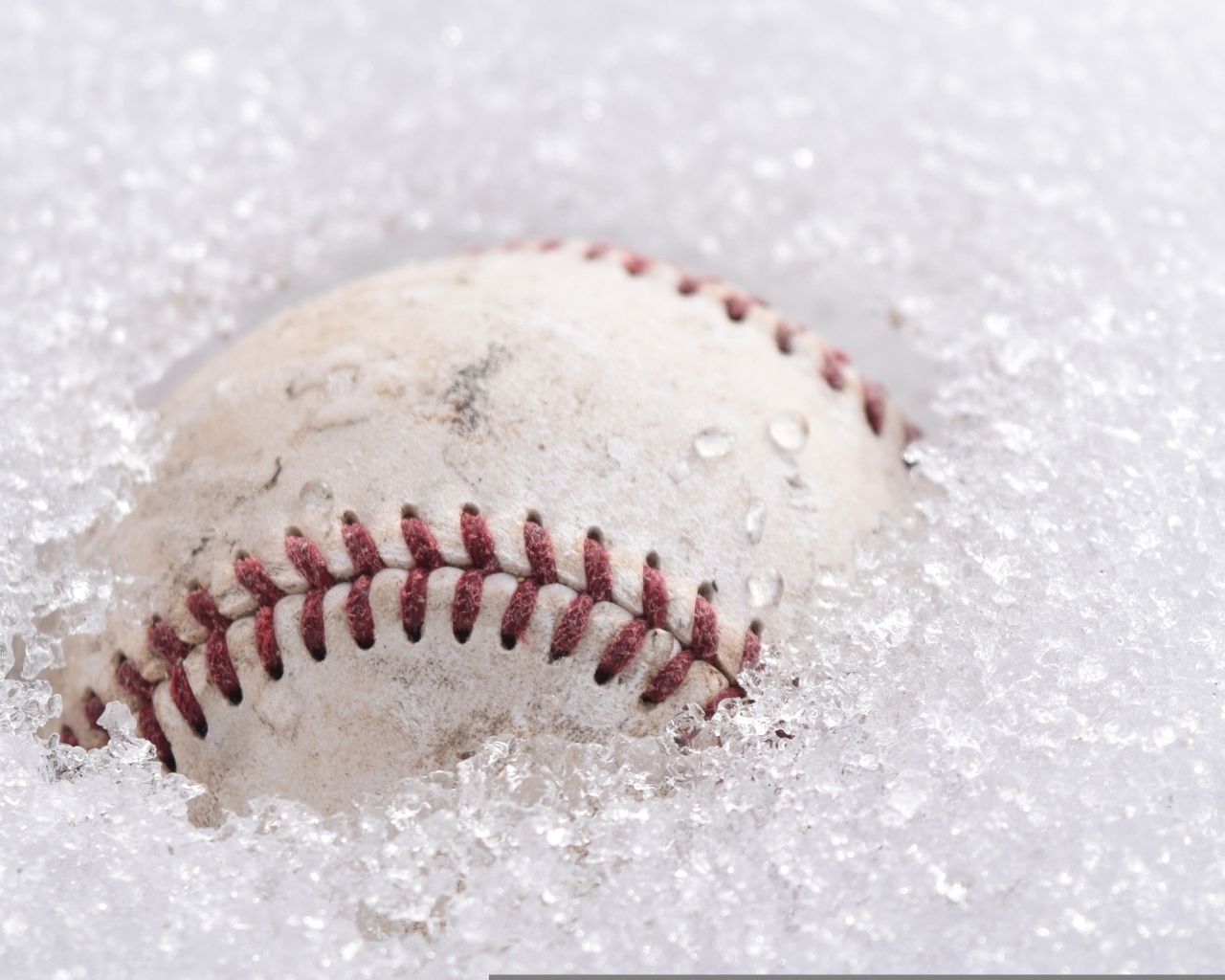 Бейсбольный мяч лежит в белом снегу
