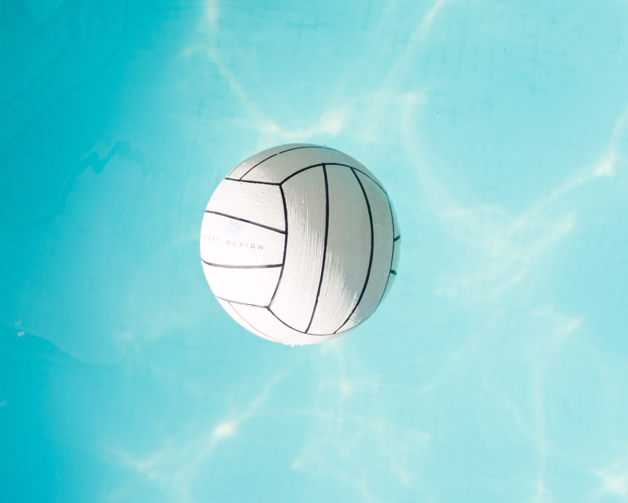 Большой мяч плавает в голубой воде