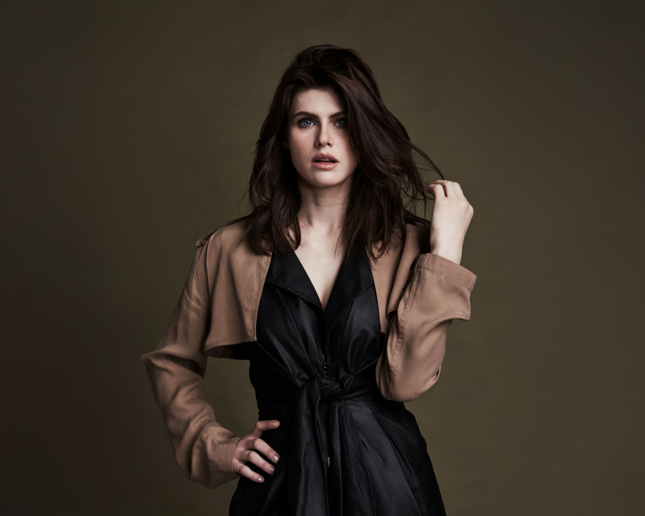 Актриса Александра Даддарио в черном платье