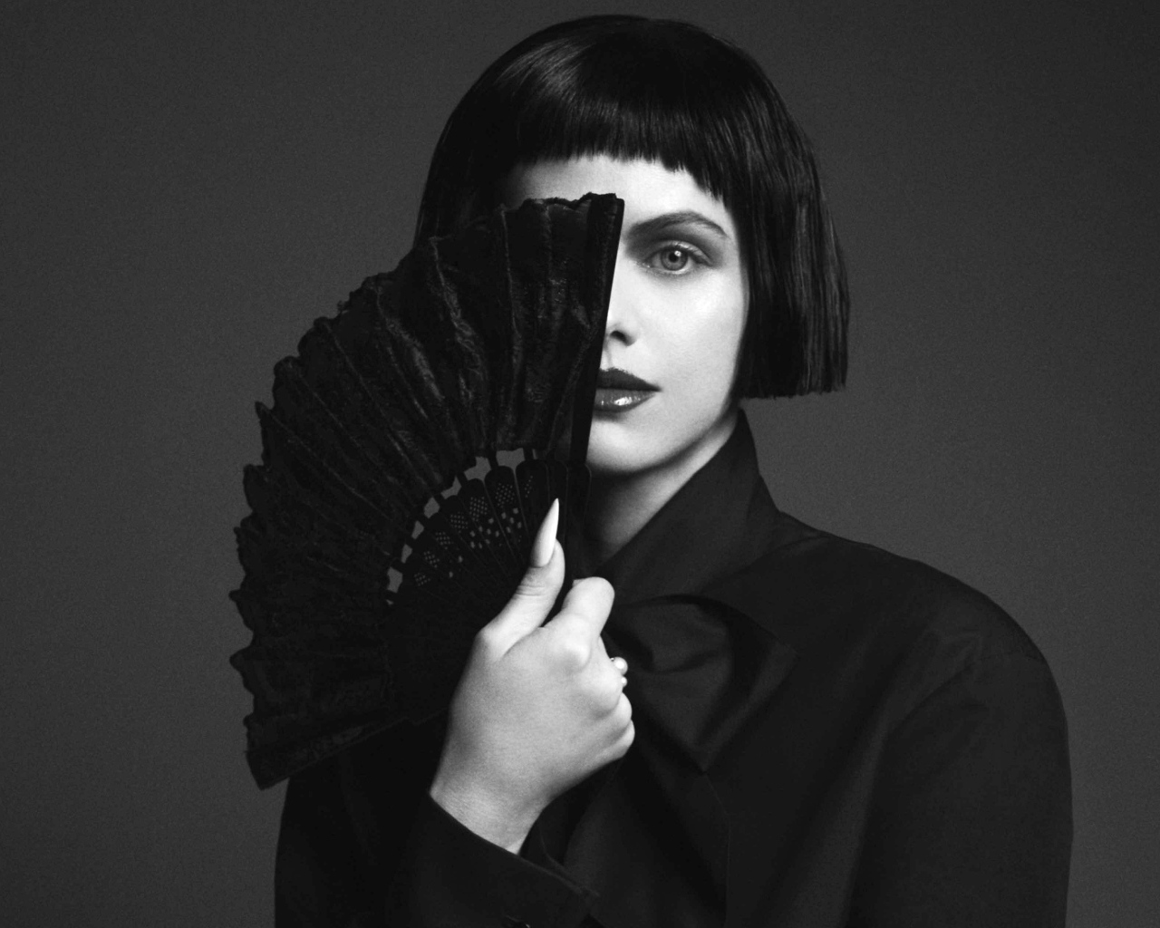 Актриса Александра Даддарио с веером в руках черно-белое фото