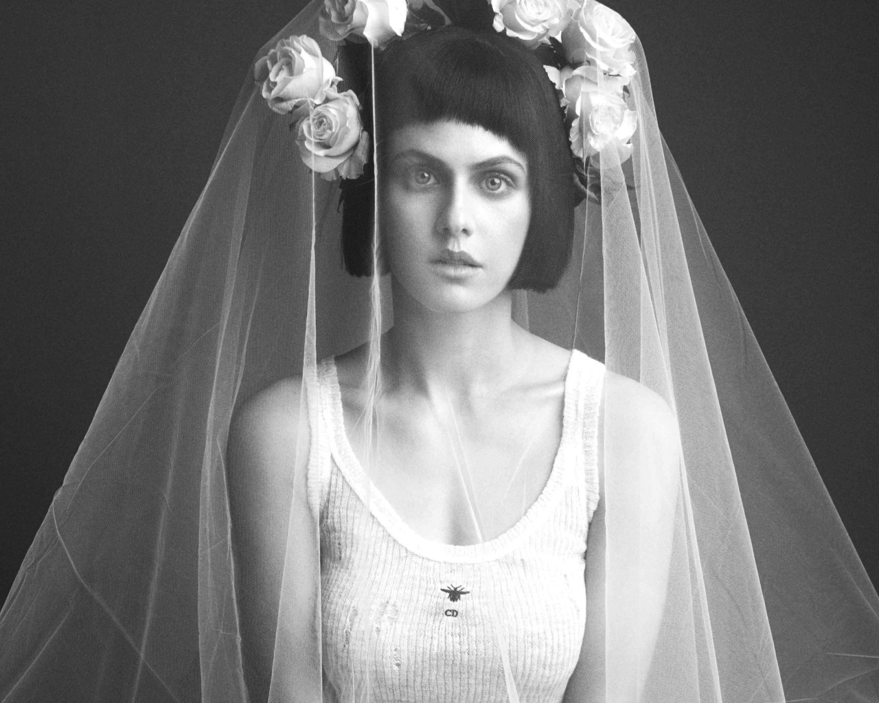 Актриса Александра Даддарио с фатой на голове