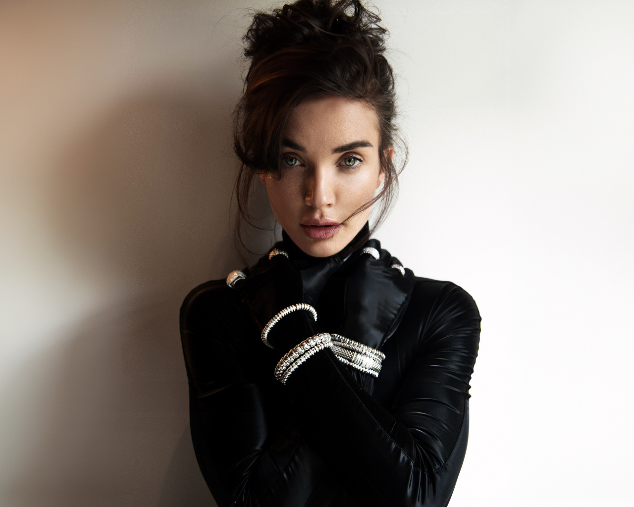 Актриса Эми Джексон стоит у стены