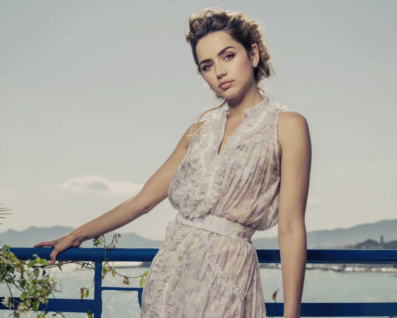 Актриса Ана де Армас в платье на фоне океана