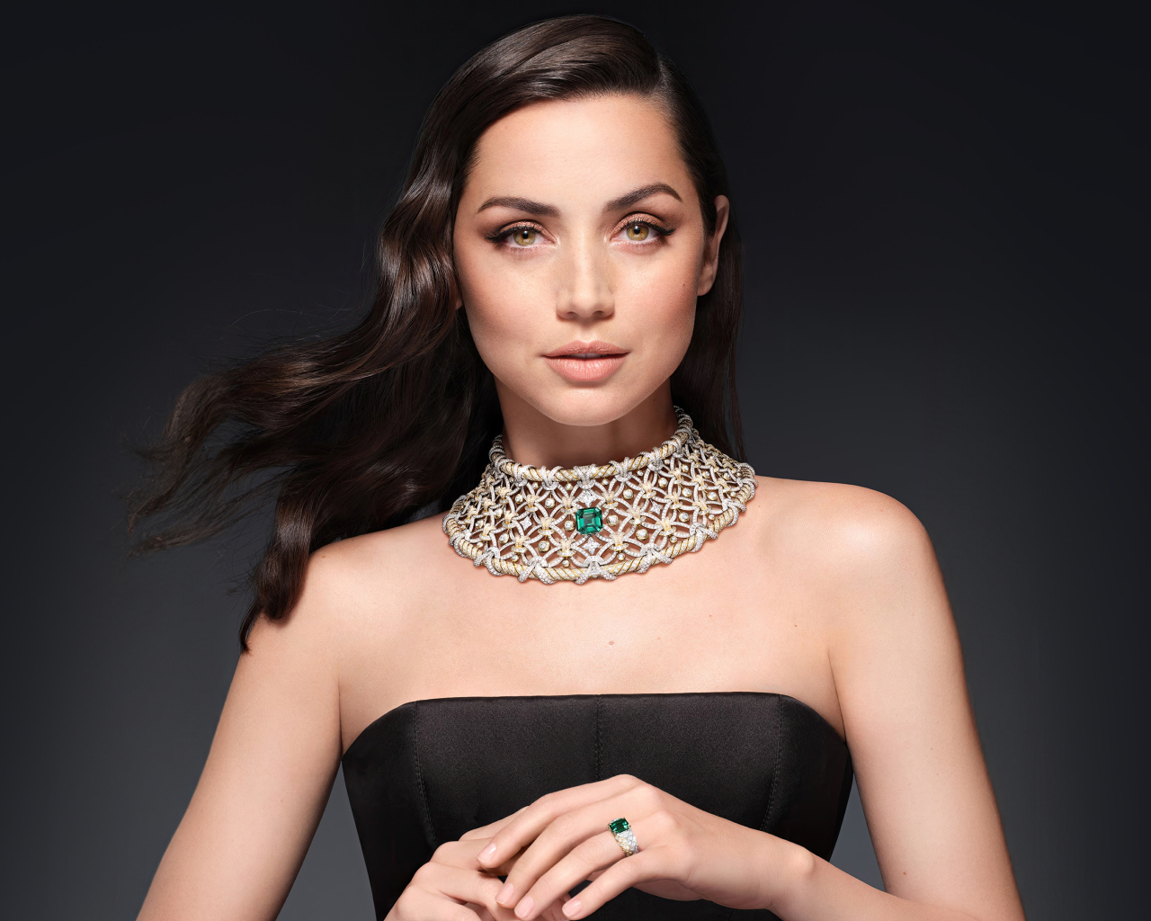 Актриса Ана де Армас с дорогим украшением на шее