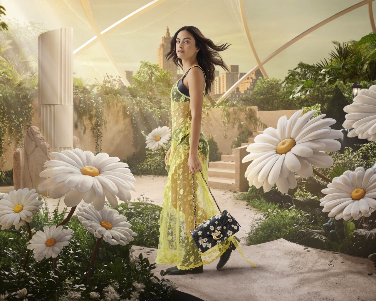 Актриса Камила Мендес в платье около ромашек