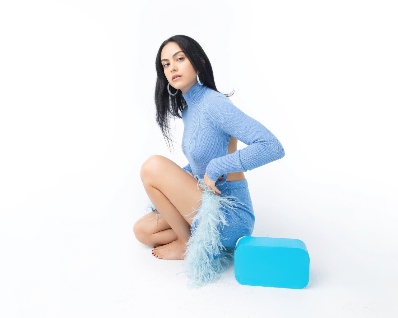 Актриса Камила Мендес на белом фоне