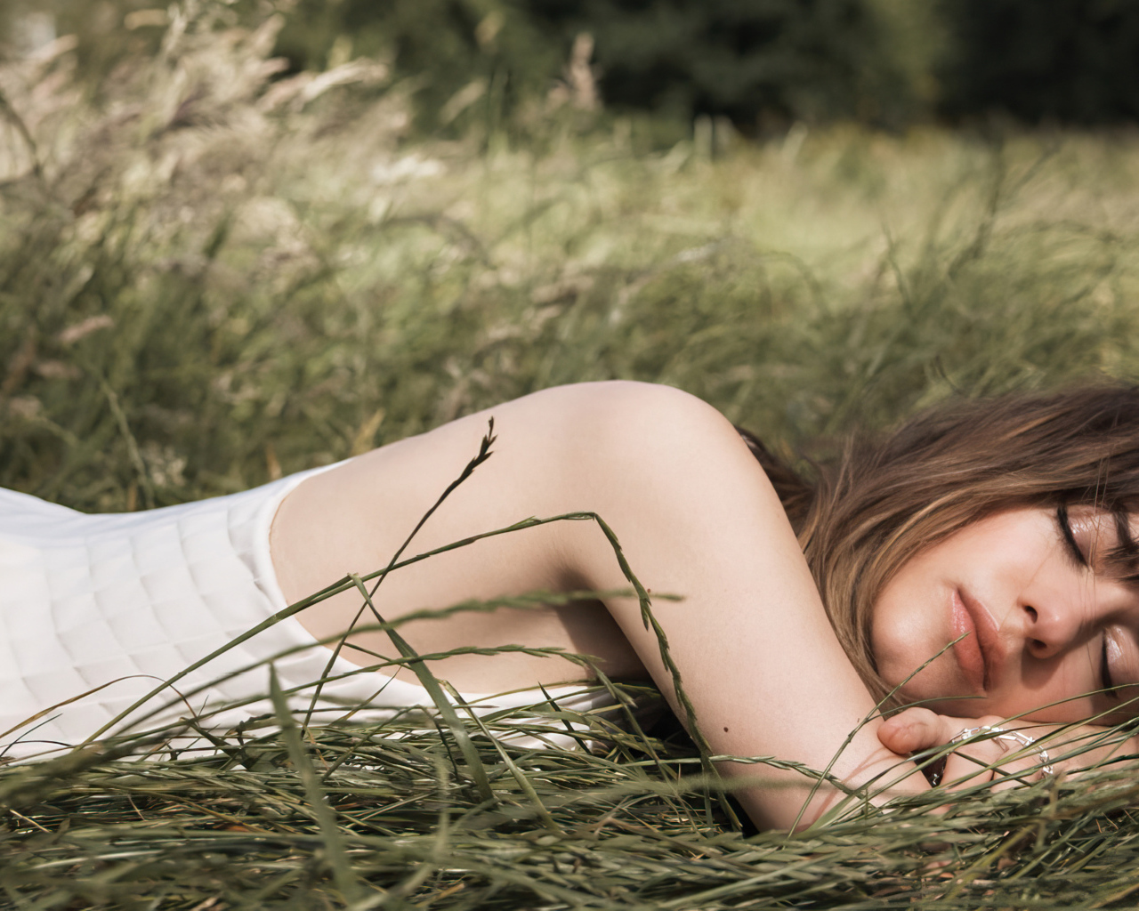 Актриса Дейзи Эдгар-Джонс лежит в зеленой траве