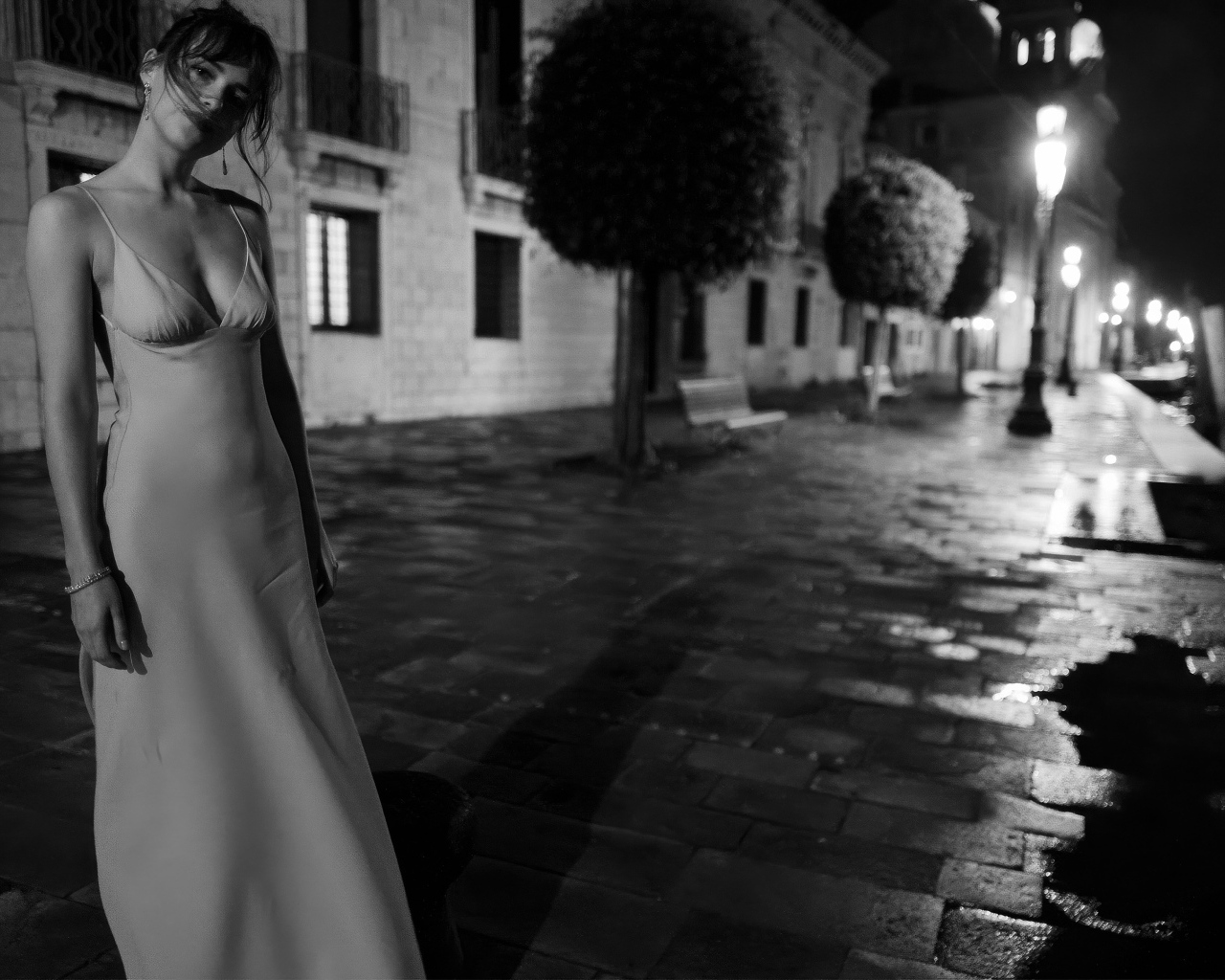 Актриса Дакота Джонсон в платье на улице вечером