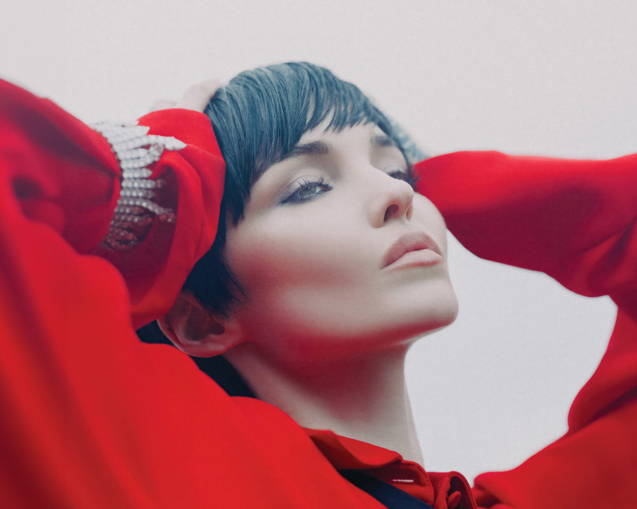 Актриса Дав Кэмерон в красном наряде с короткой стрижкой