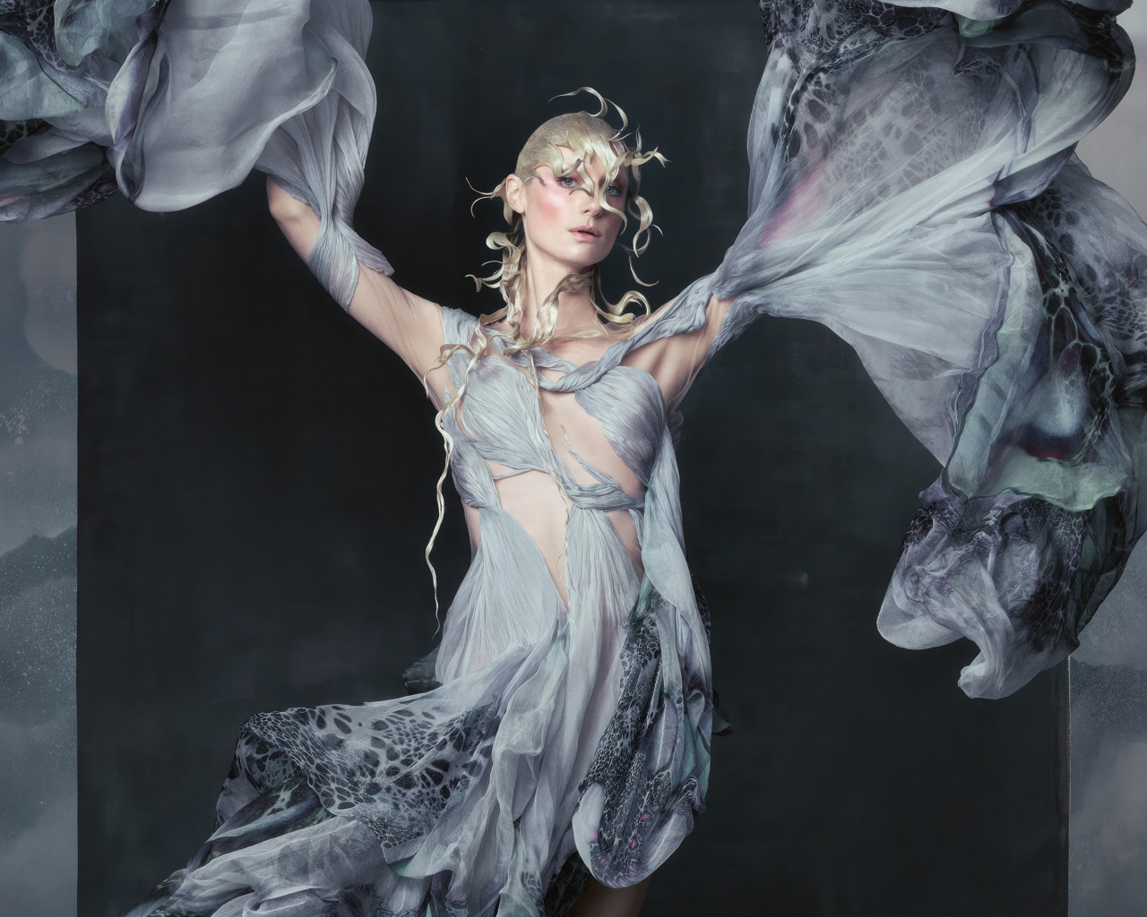 Актриса Элизабет Дебики в красивом сером платье