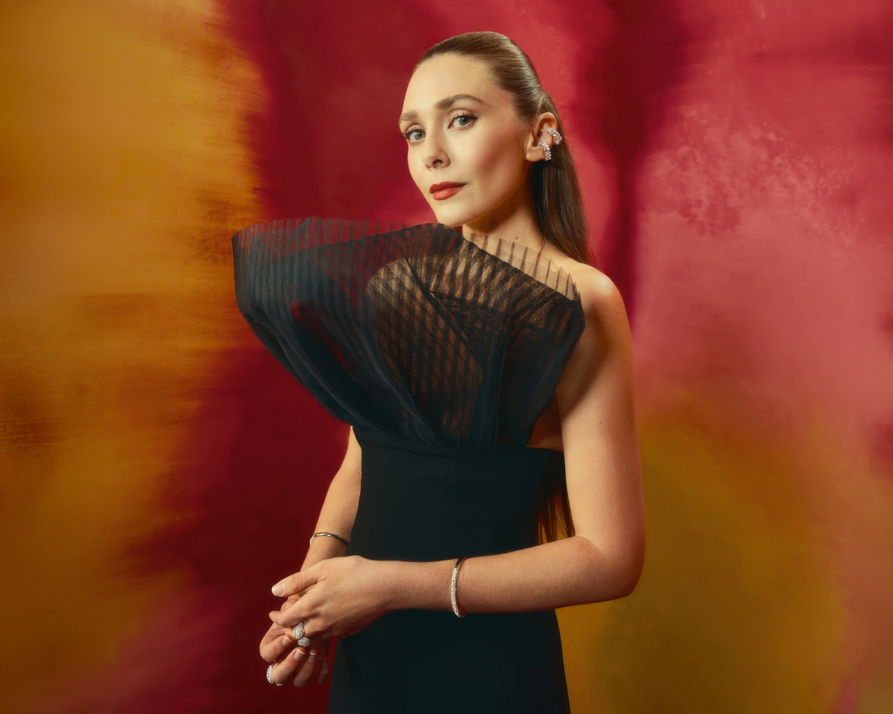 Актриса Элизабет Олсен в необычном черном платье