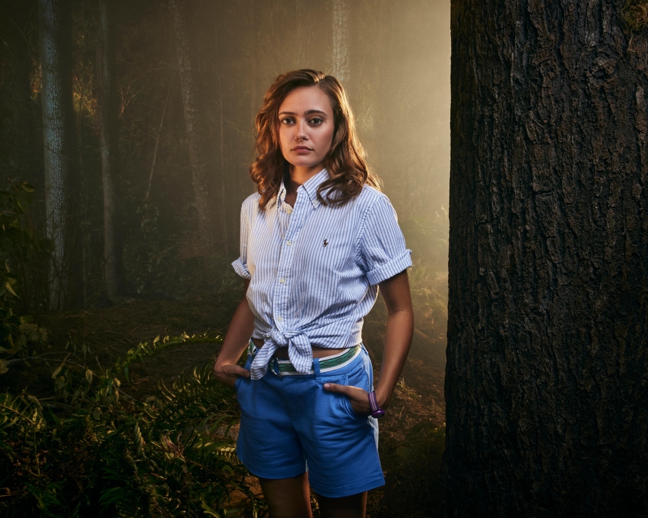 Актриса Элла Пернелл в лесу