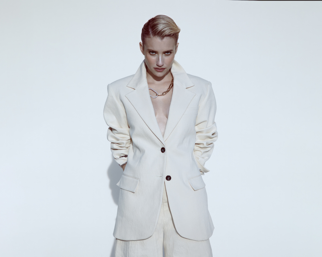 Актриса Эмма Робертс в стильном белом костюме