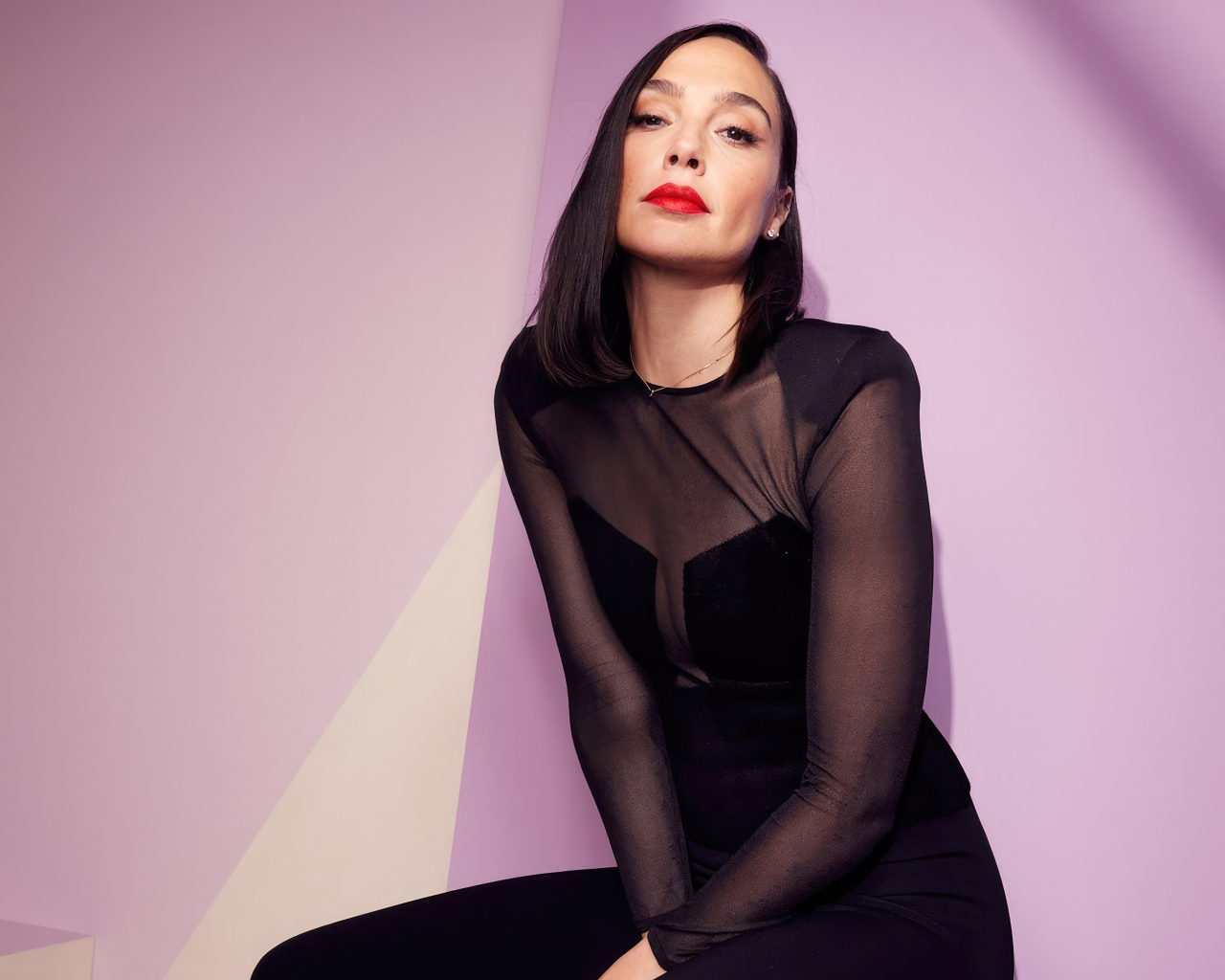Актриса Галь Гадот на сиреневом фоне