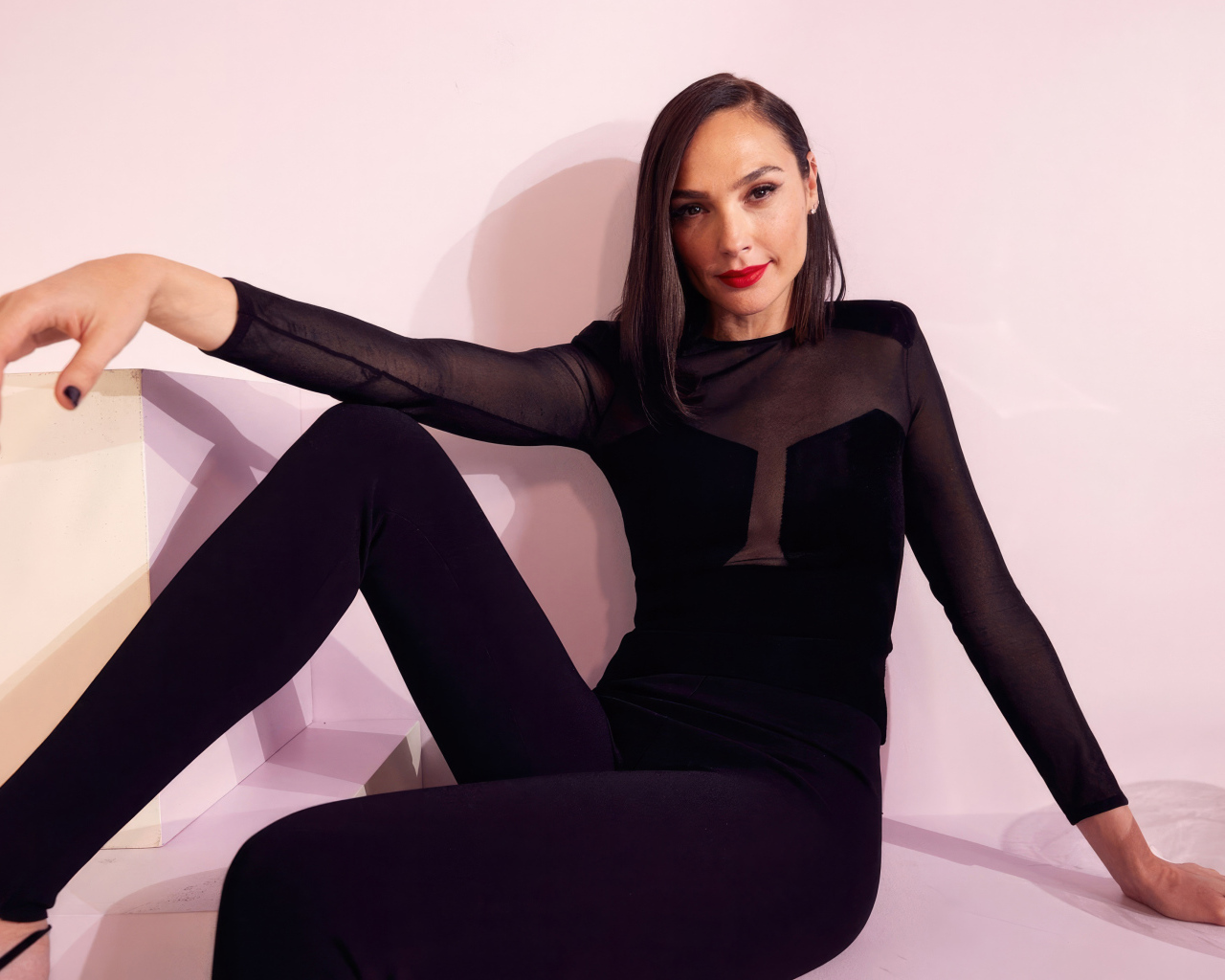 Актриса Галь Гадот позирует для фото