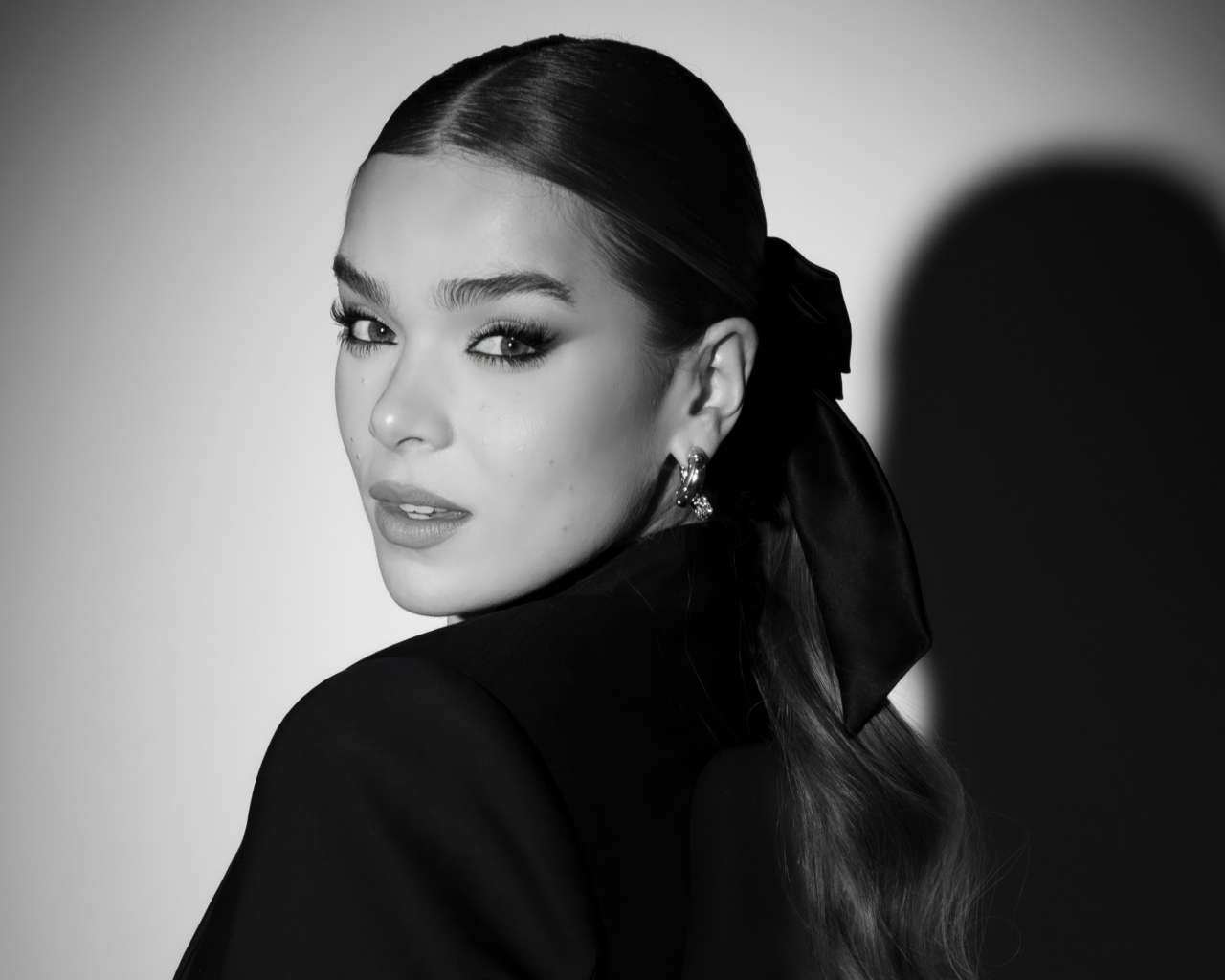 Актриса Хейли Стейнфилд позирует на сером фоне