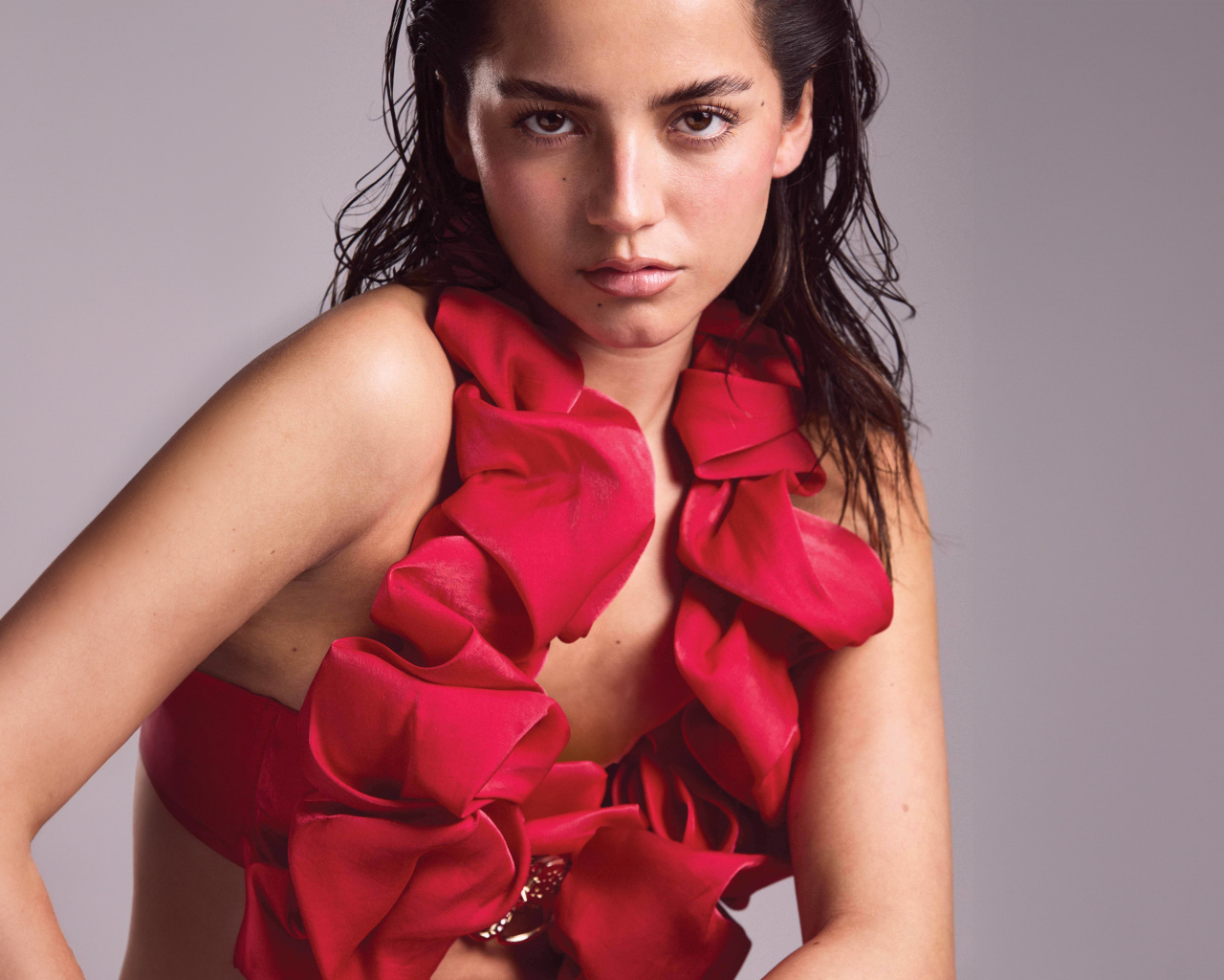 Актриса Изабела Мерсед в красном купальнике