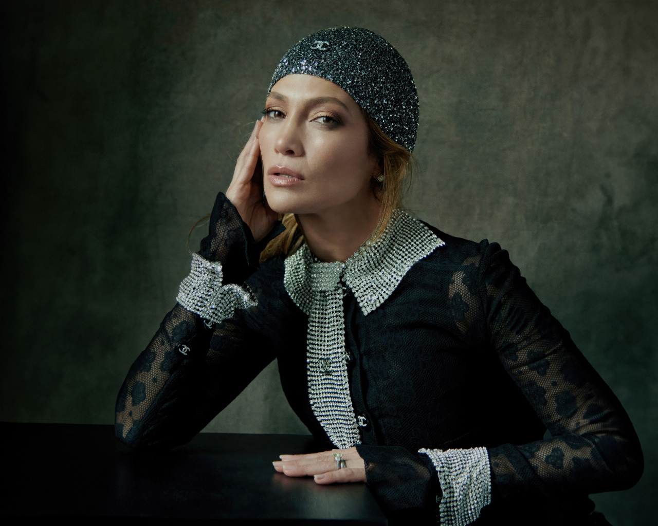 Актриса Дженнифер Лопес в блестящей шапке