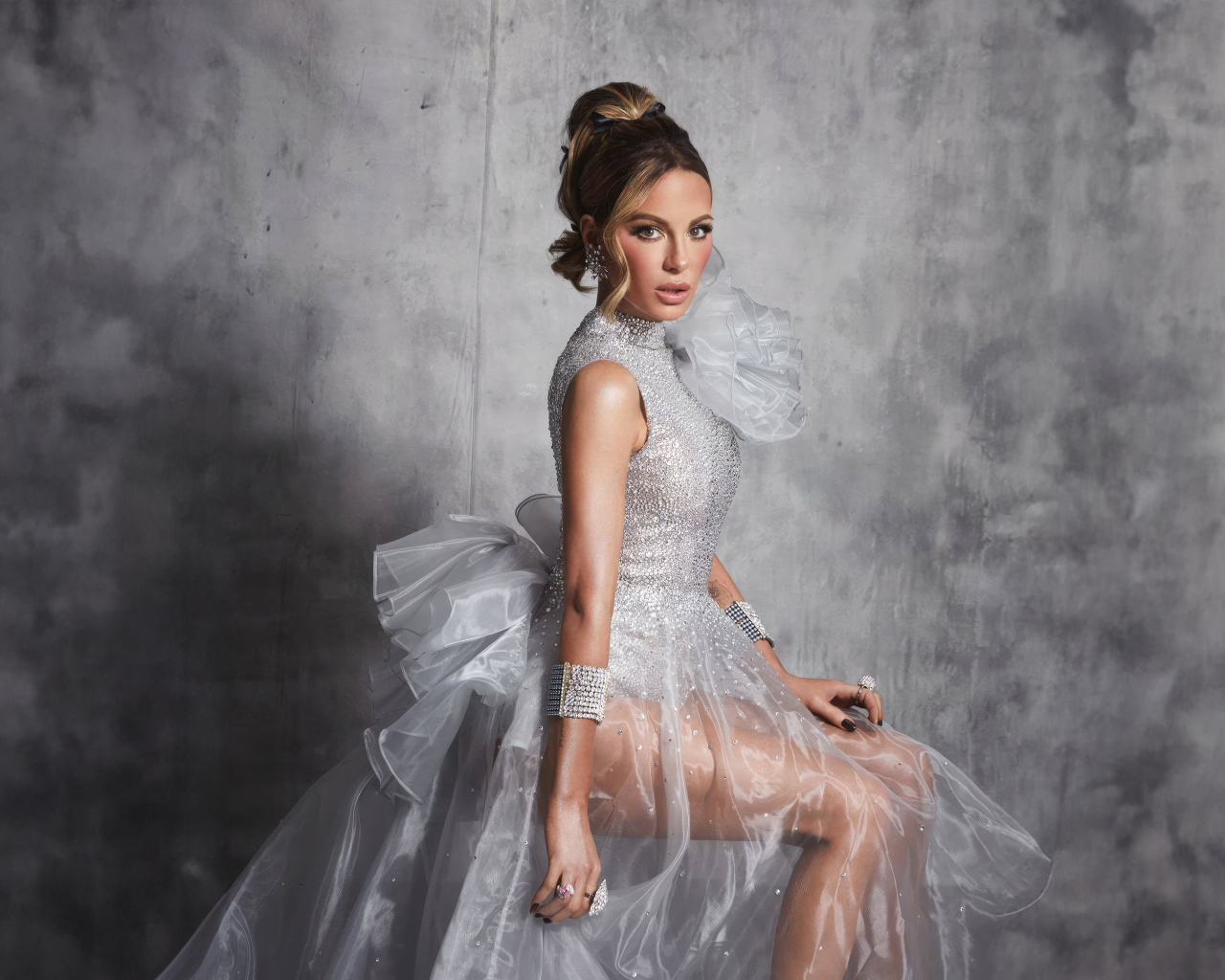 Актриса Кейт Бекинсейл в платье на сером фоне