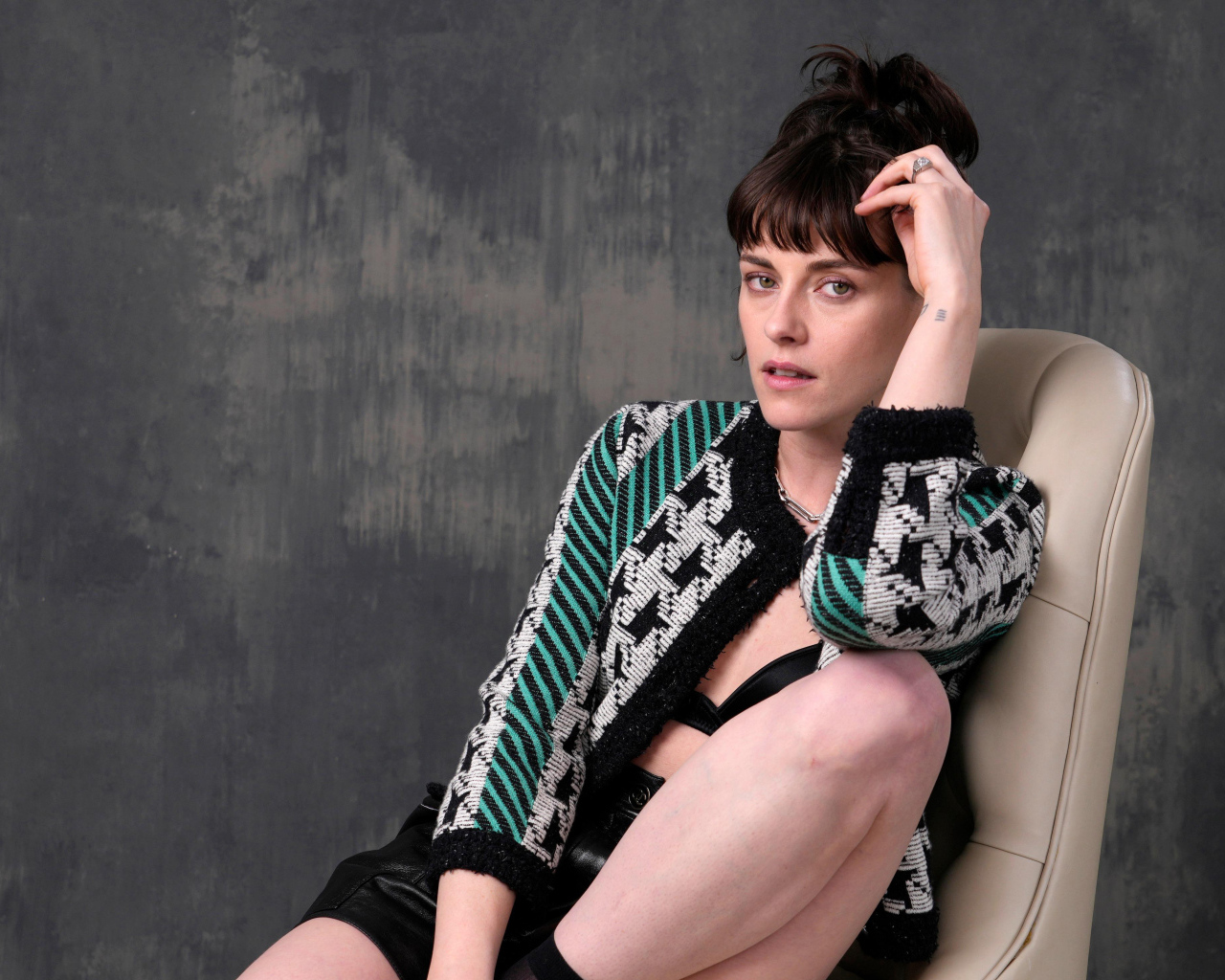 Актриса Кристен Стюарт позирует для фото