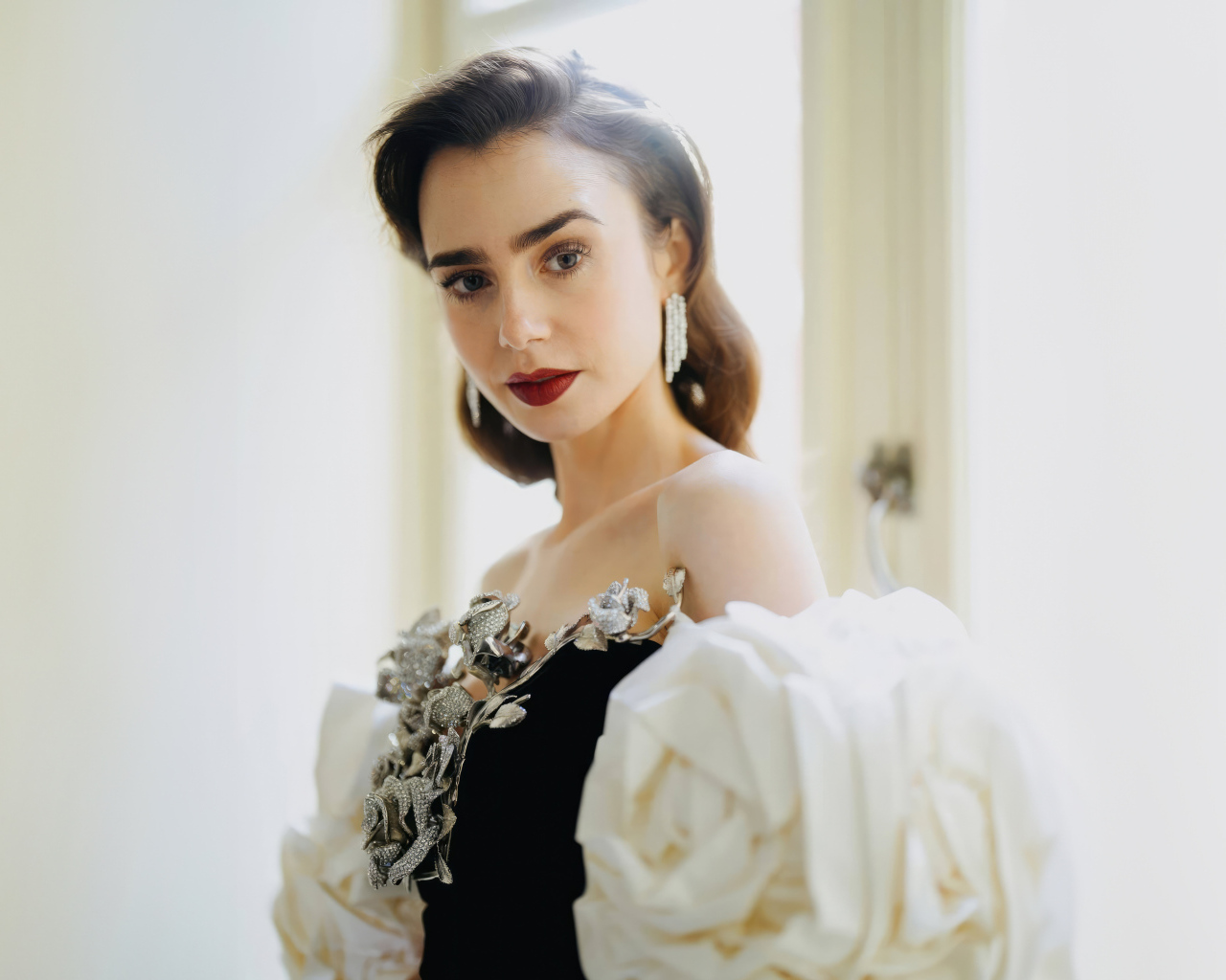 Актриса Лили Коллинз с красивой прической в платье