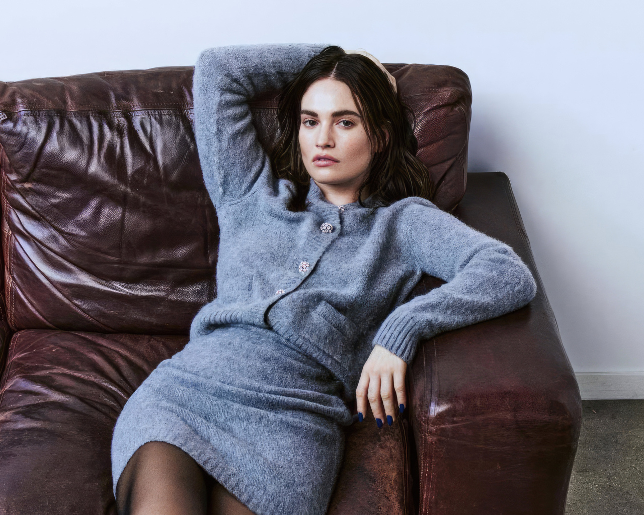 Актриса Лили Джеймс лежит на диване