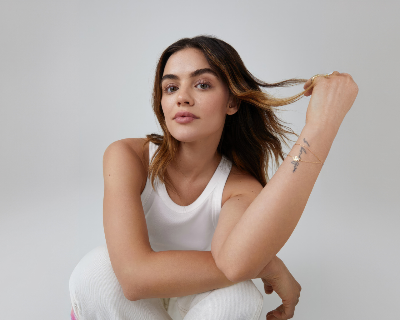 Актриса Люси Хейл на сером фоне