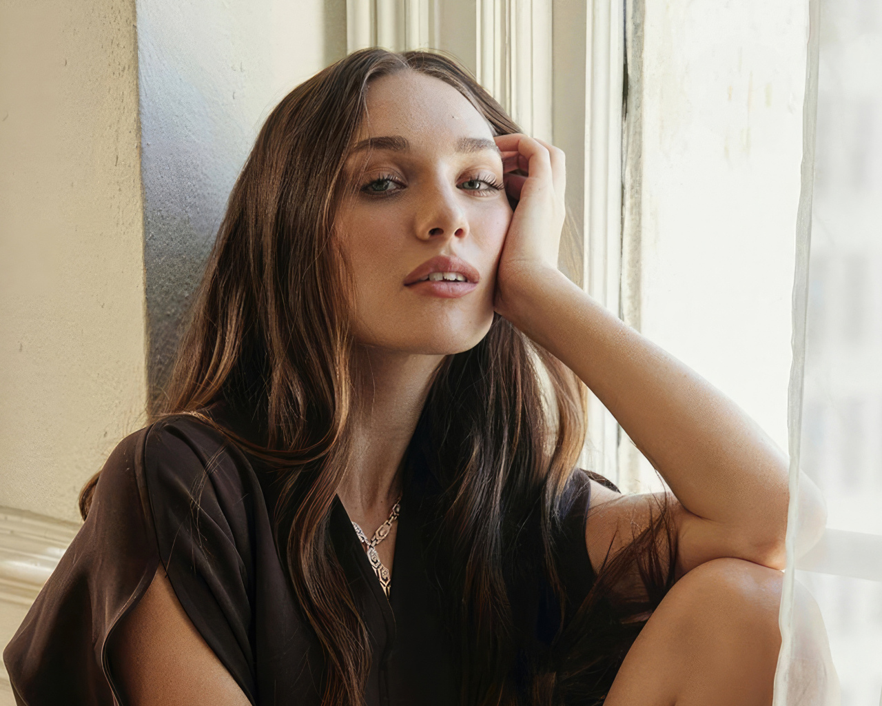 Актриса Мэдди Зиглер сидит у окна