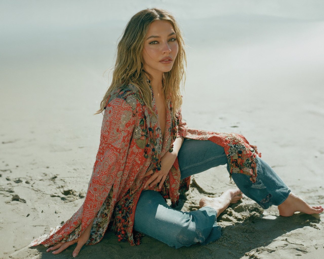 Актриса Мэдлин Клайн сидит на песке