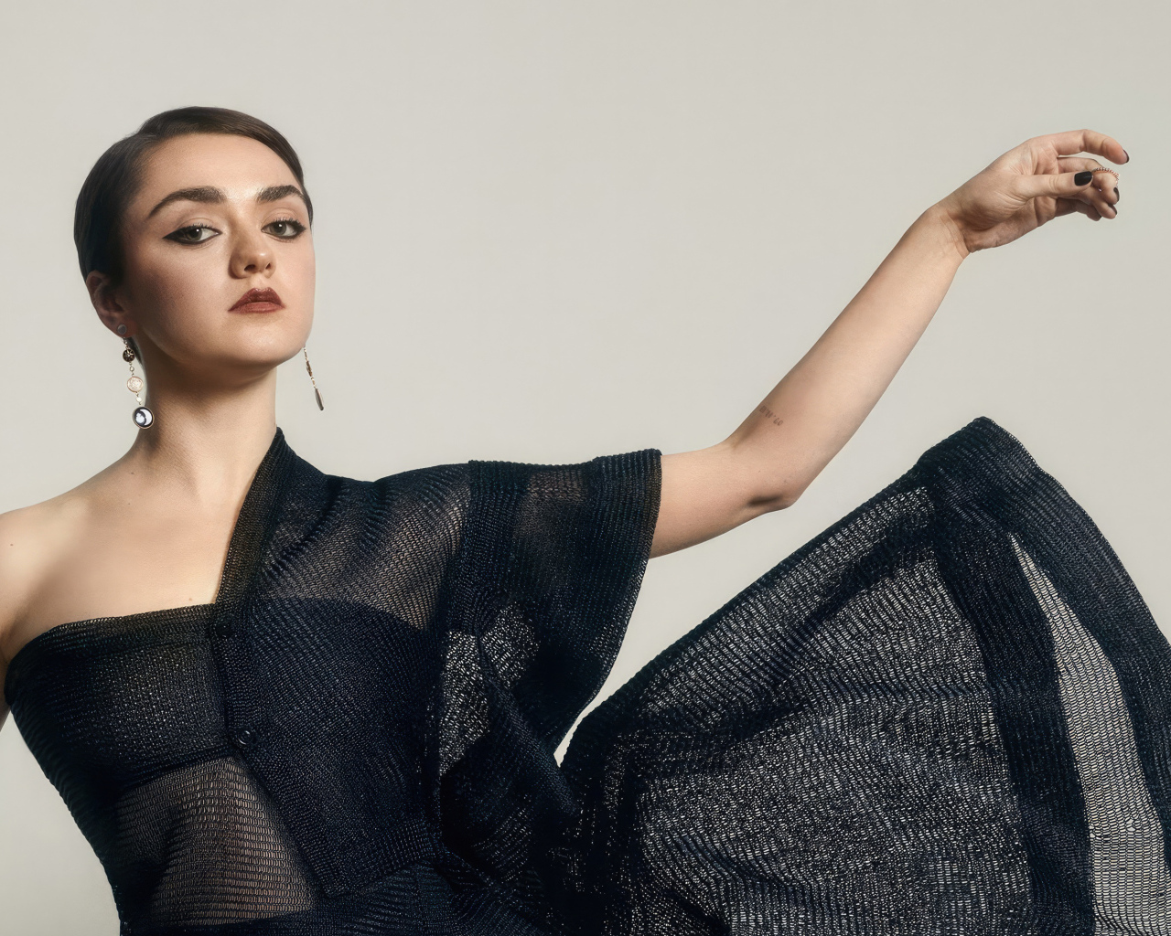 Актриса Мэйси Уильямс в черном платье на сером фоне