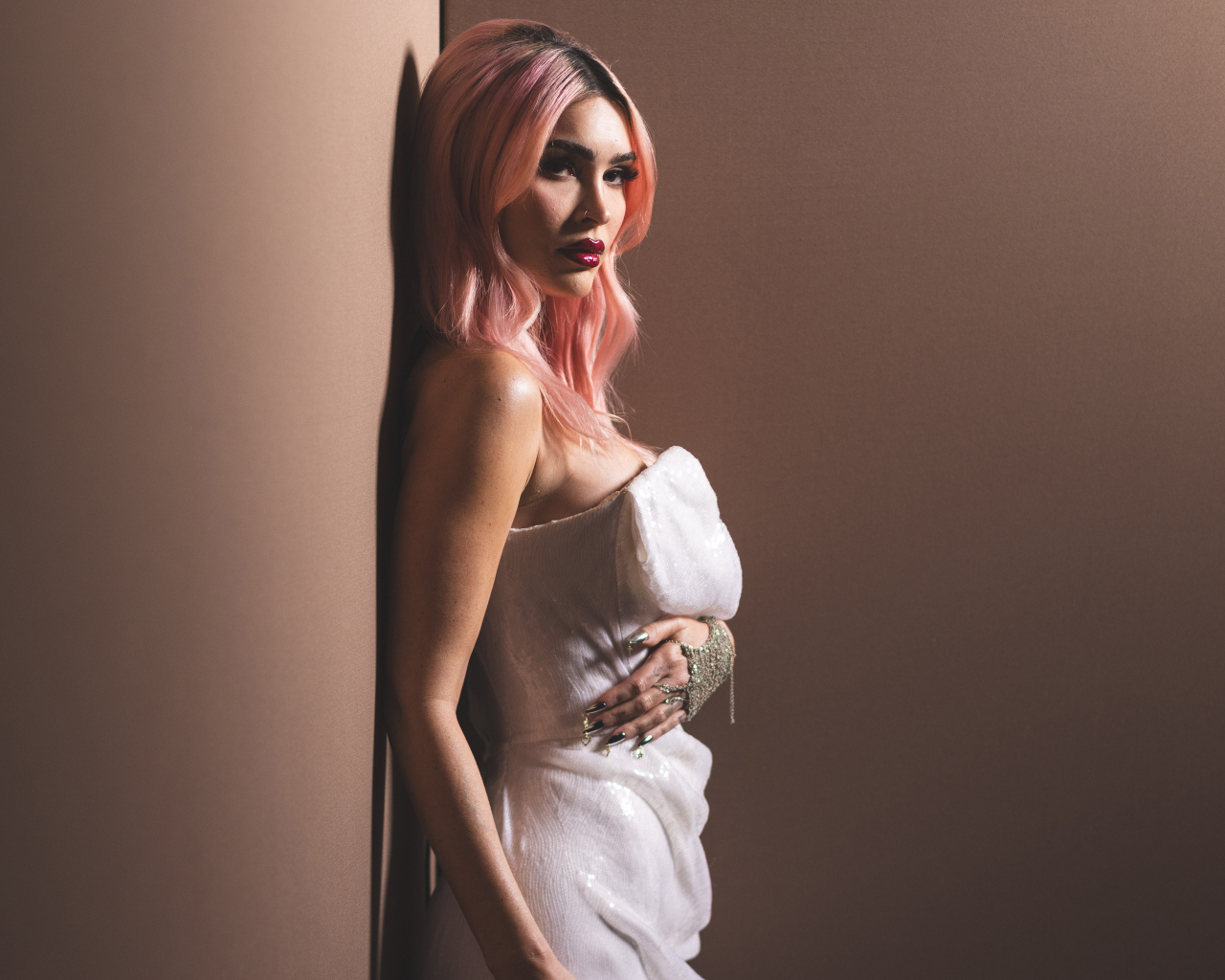 Актриса Меган Фокс с розовыми волосами в белом платье