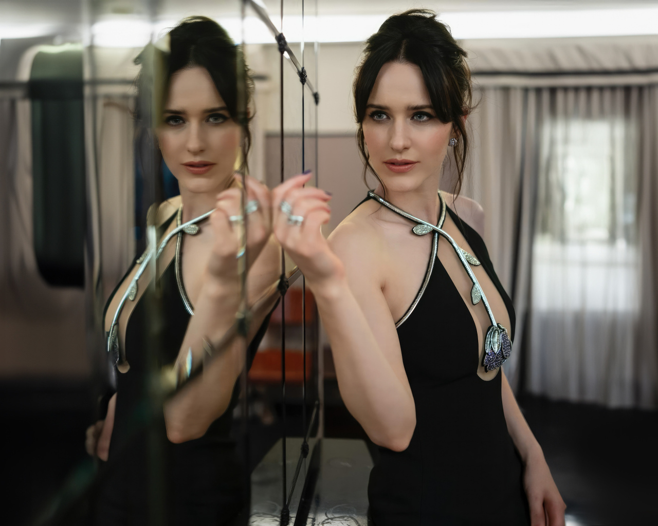 Актриса Рэйчел Броснахэн смотрит на свое отражение