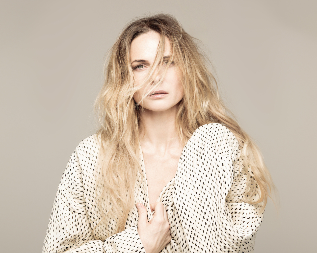 Волосы на лице у актрисы Ребекки Фергюсон