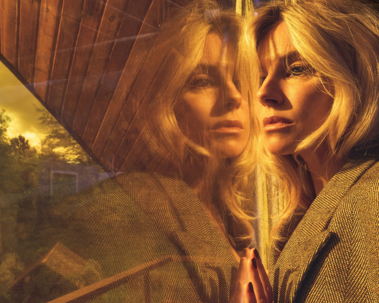 Актриса Сиенна Миллер отражает в окне