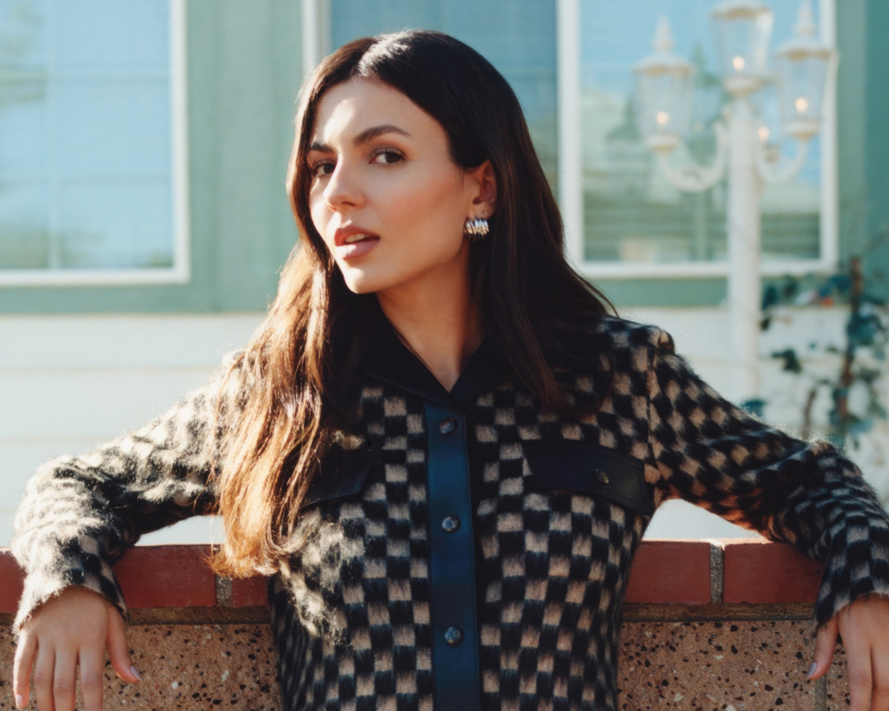 Актриса Виктория Джастис в теплой кофте