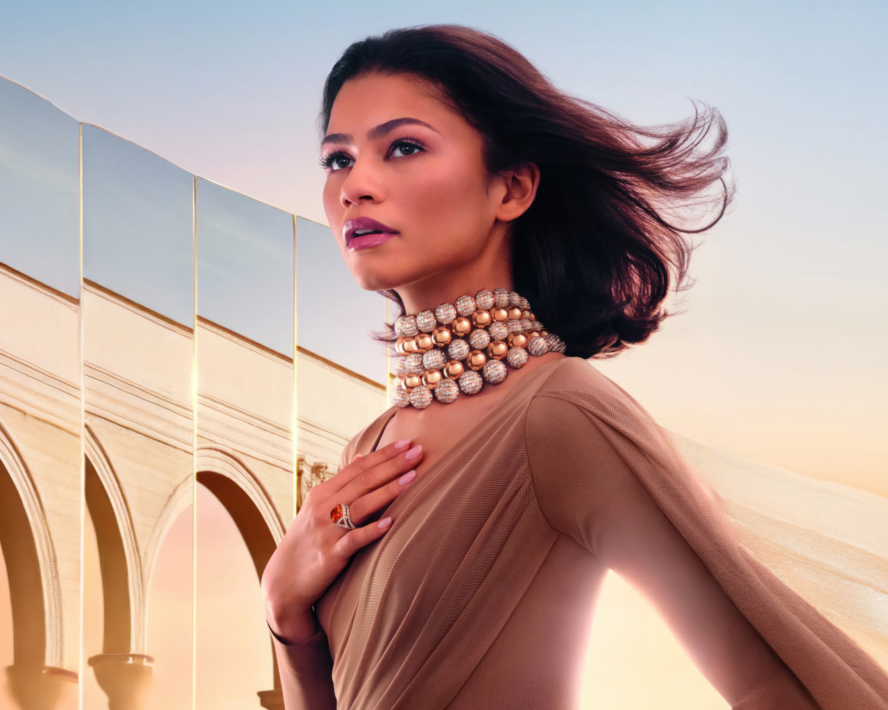 Актриса Зендая с украшениями на шее