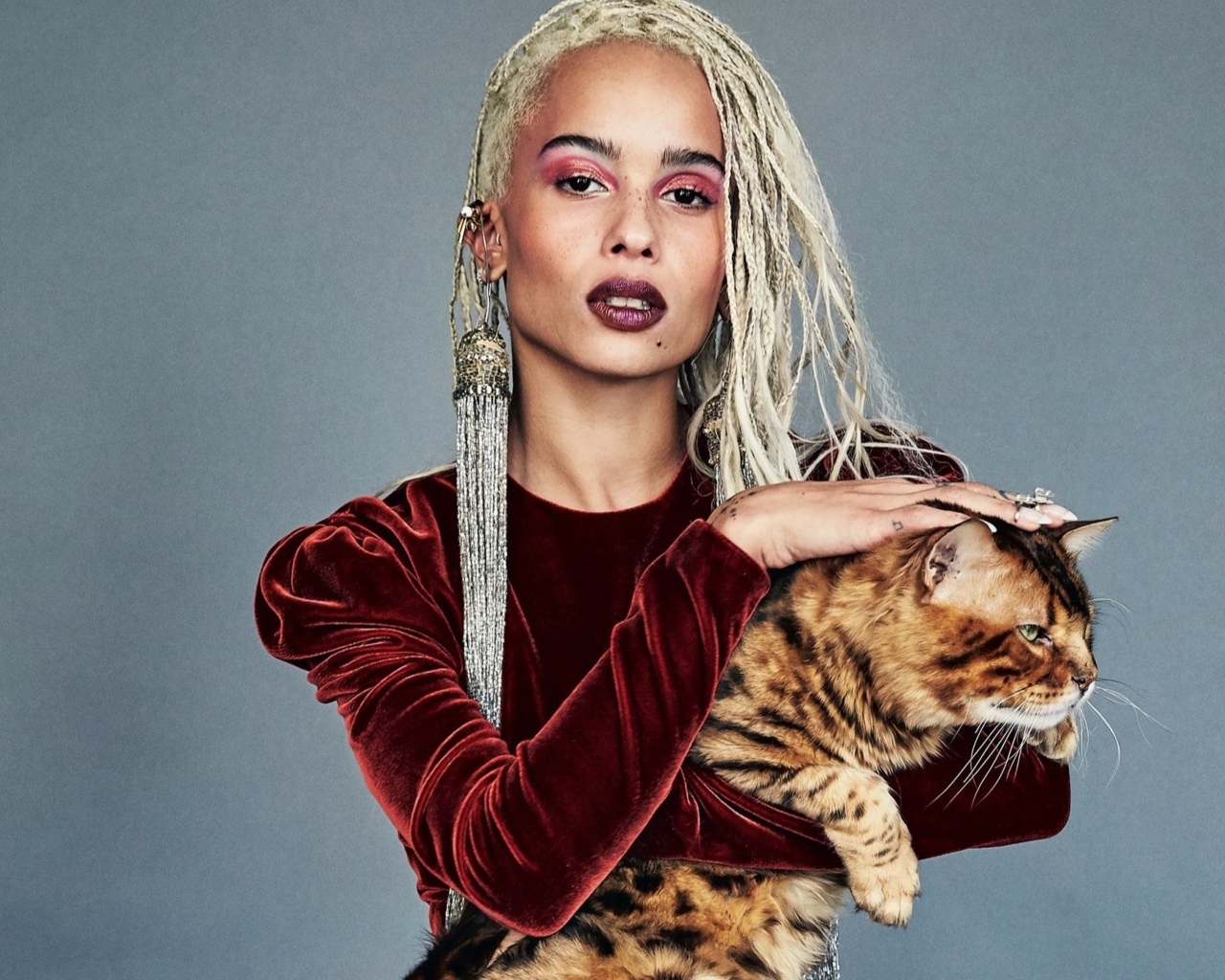 Актриса Зои Кравиц с котом в руках