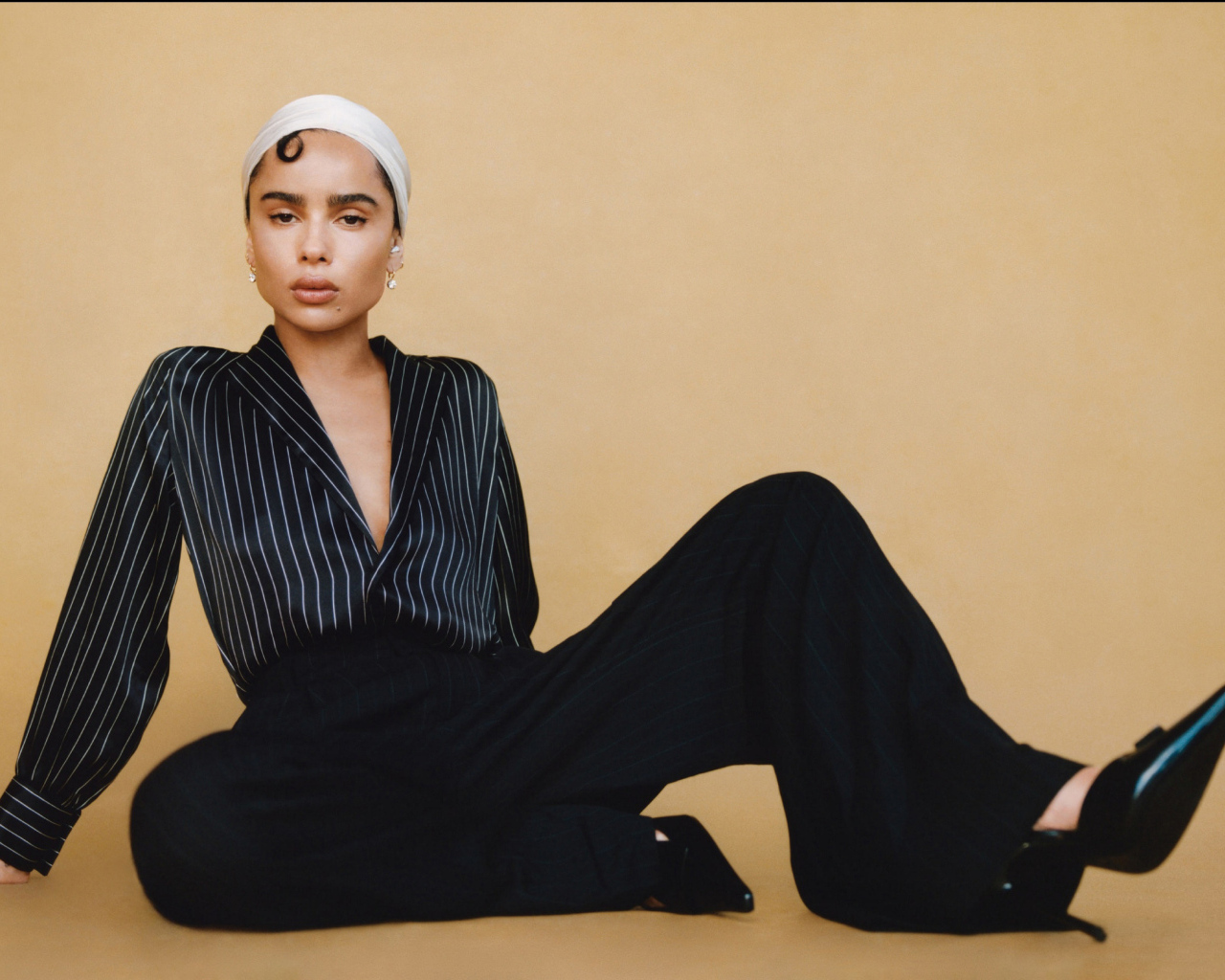 Актриса Зои Кравиц сидит на полу