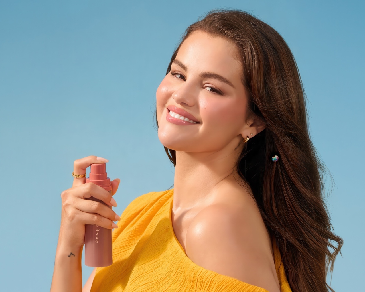 Актриса и певица Селена Гомес со спреем в руках