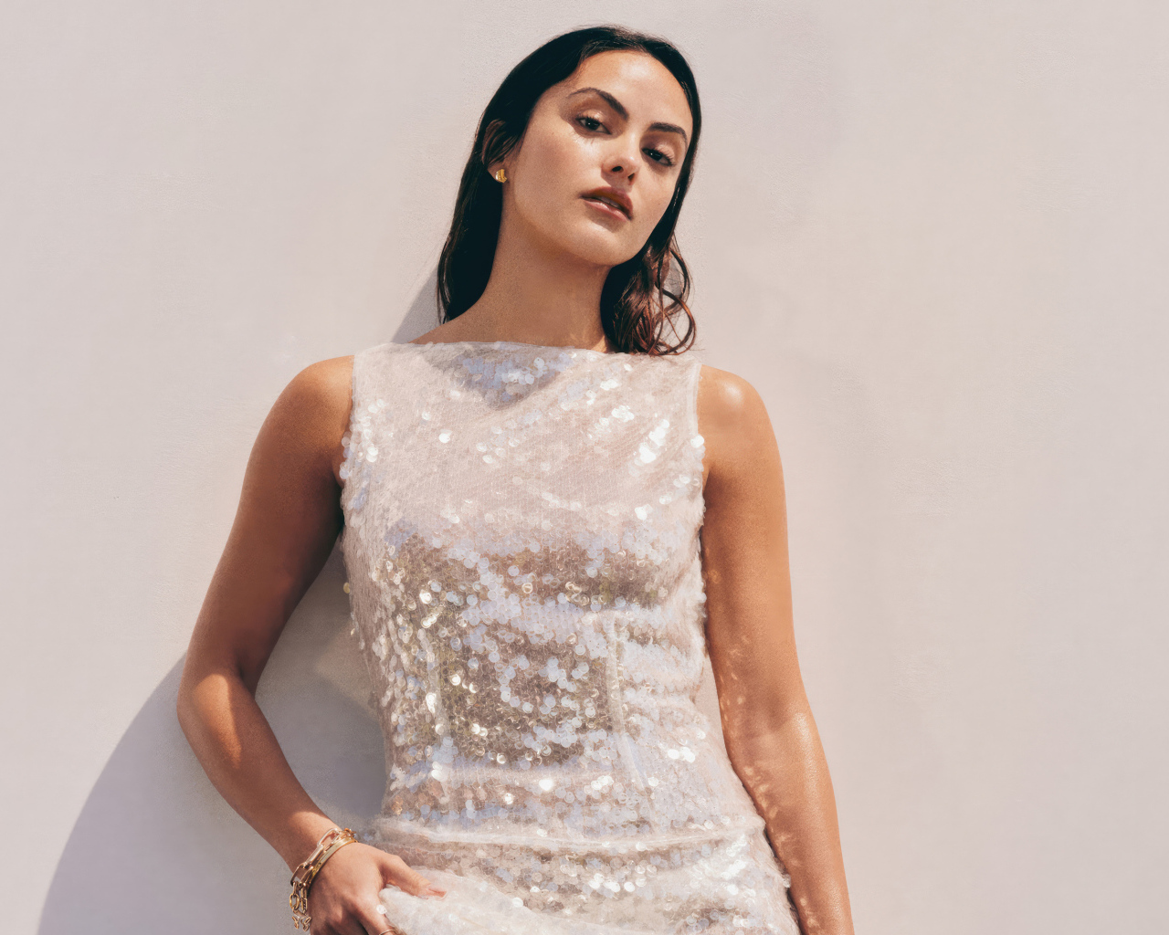 Американская актриса Камила Мендес в блестящем платье