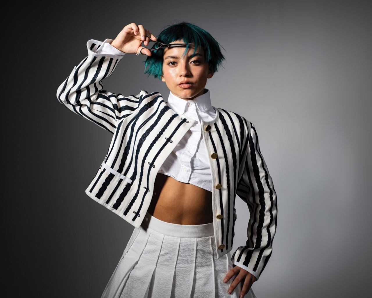 Американская актриса Изабела Мерсед с зелеными волосами на сером фоне