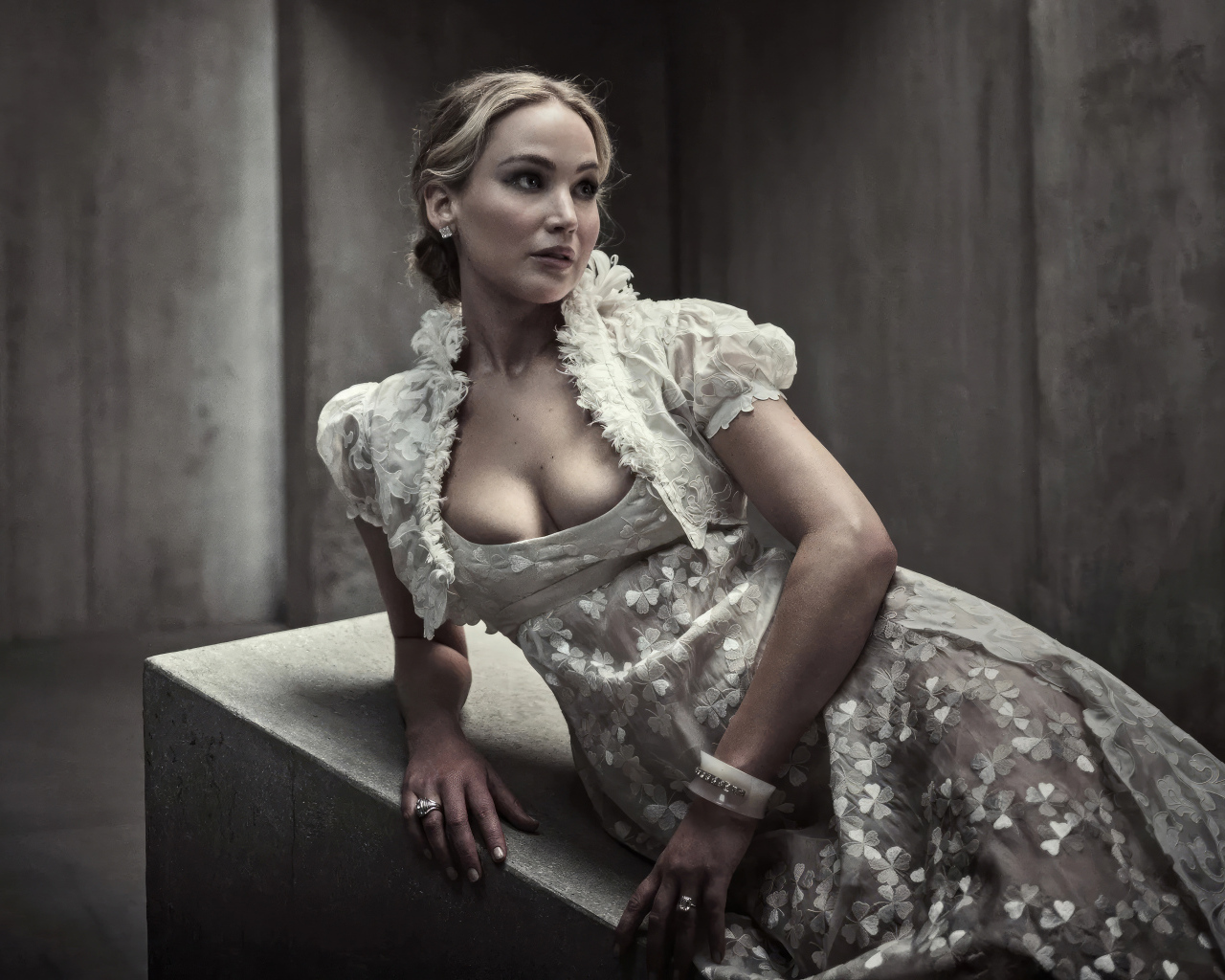 Американская актриса Дженнифер Лоуренс  в красивом платье