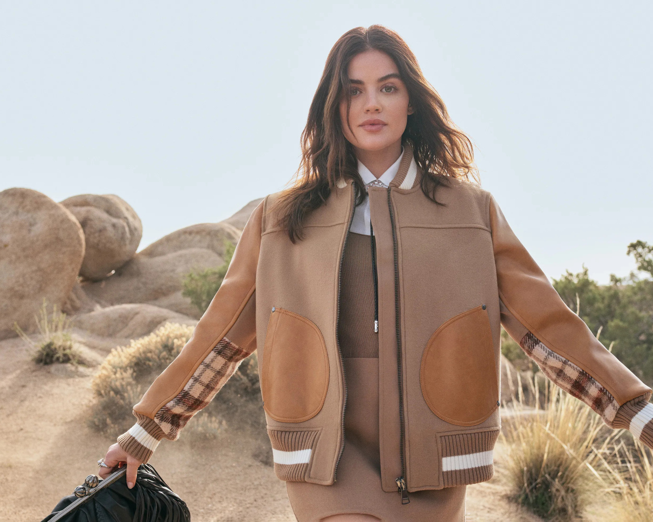 Американская актриса Люси Хейл у камней