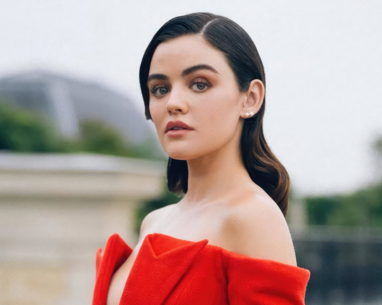 Американская актриса Люси Хейл в красном наряде