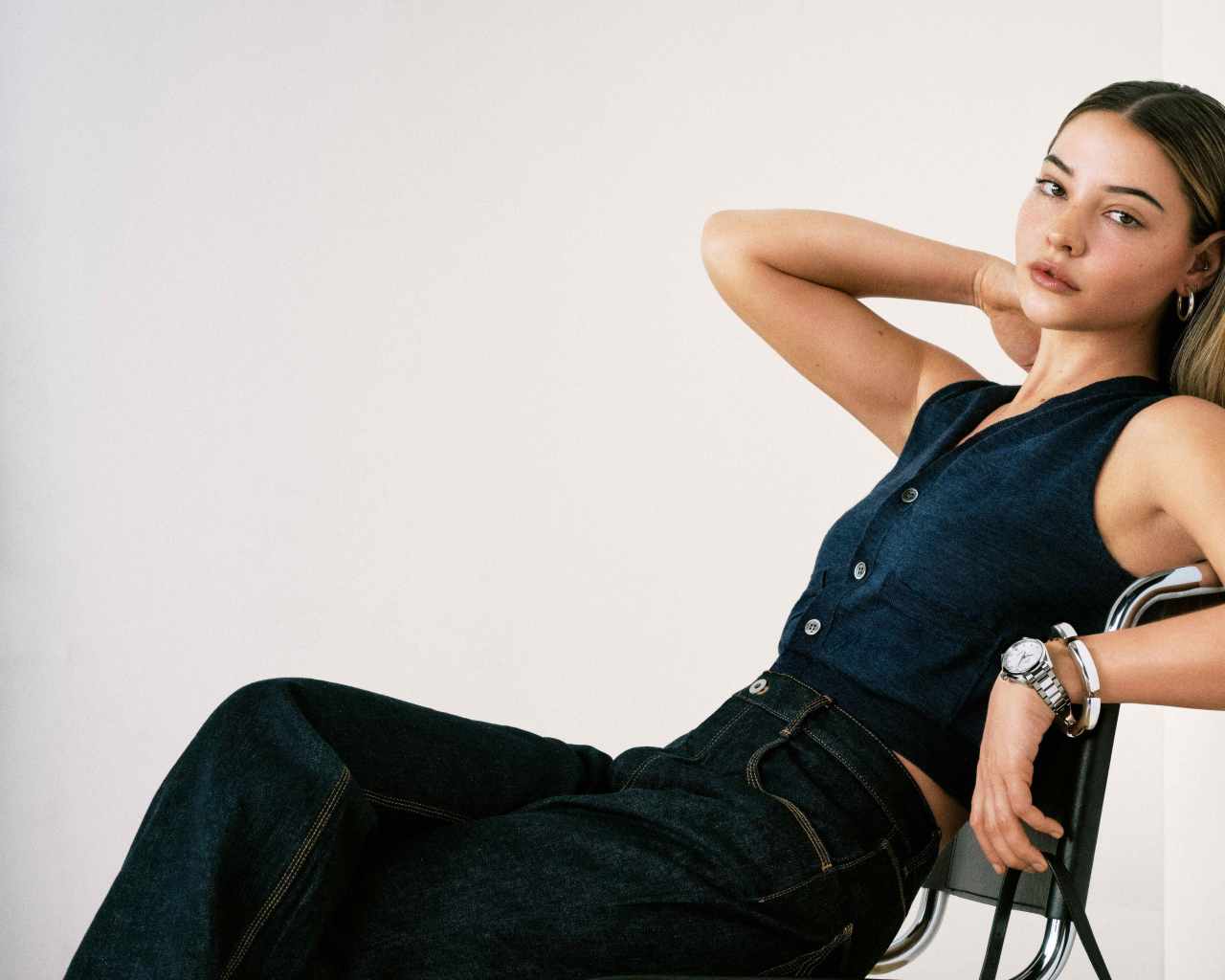 Американская актриса Мэдлин Клайн сидит на стуле