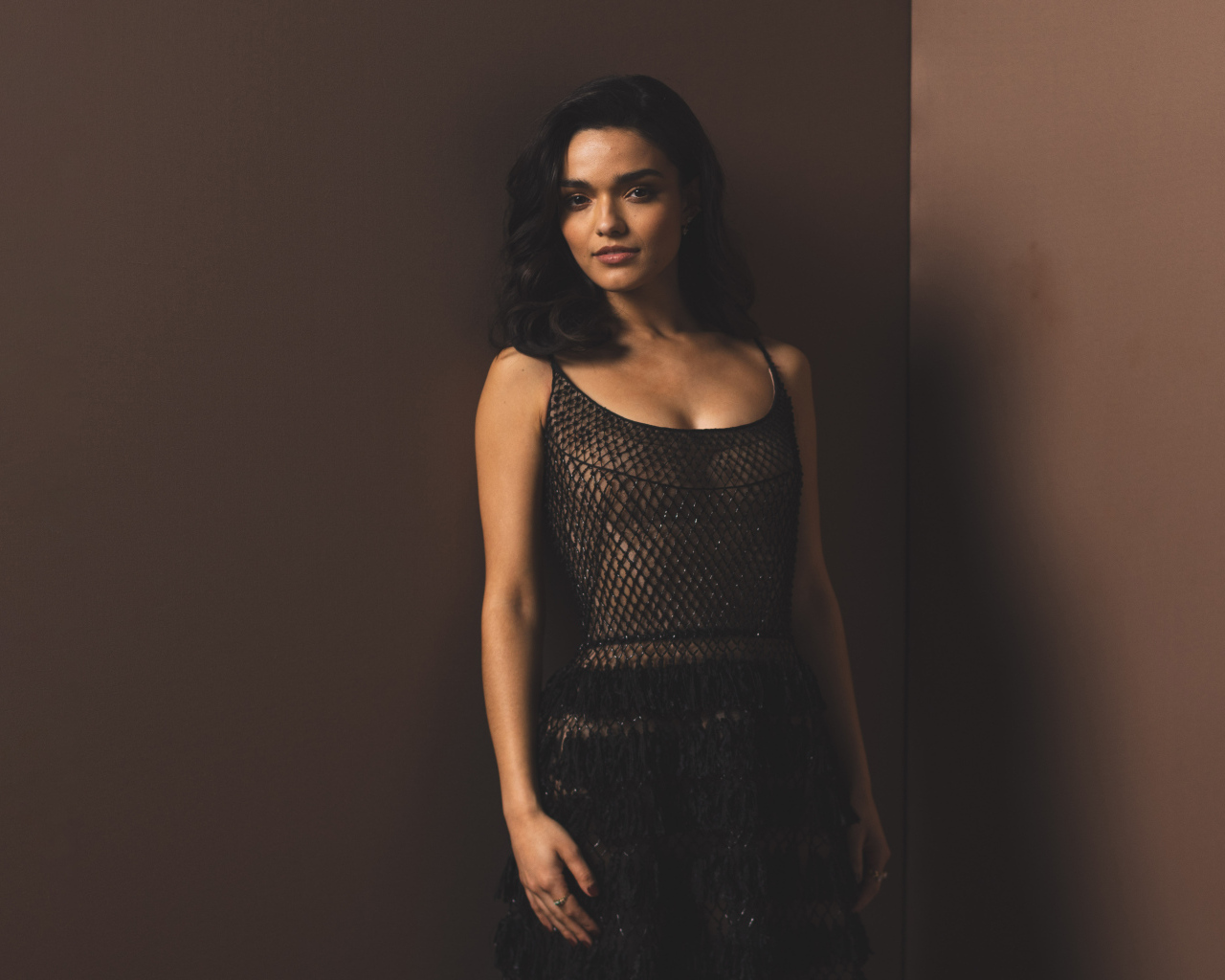 Американская актриса Рэйчел Зеглер стоит у стены