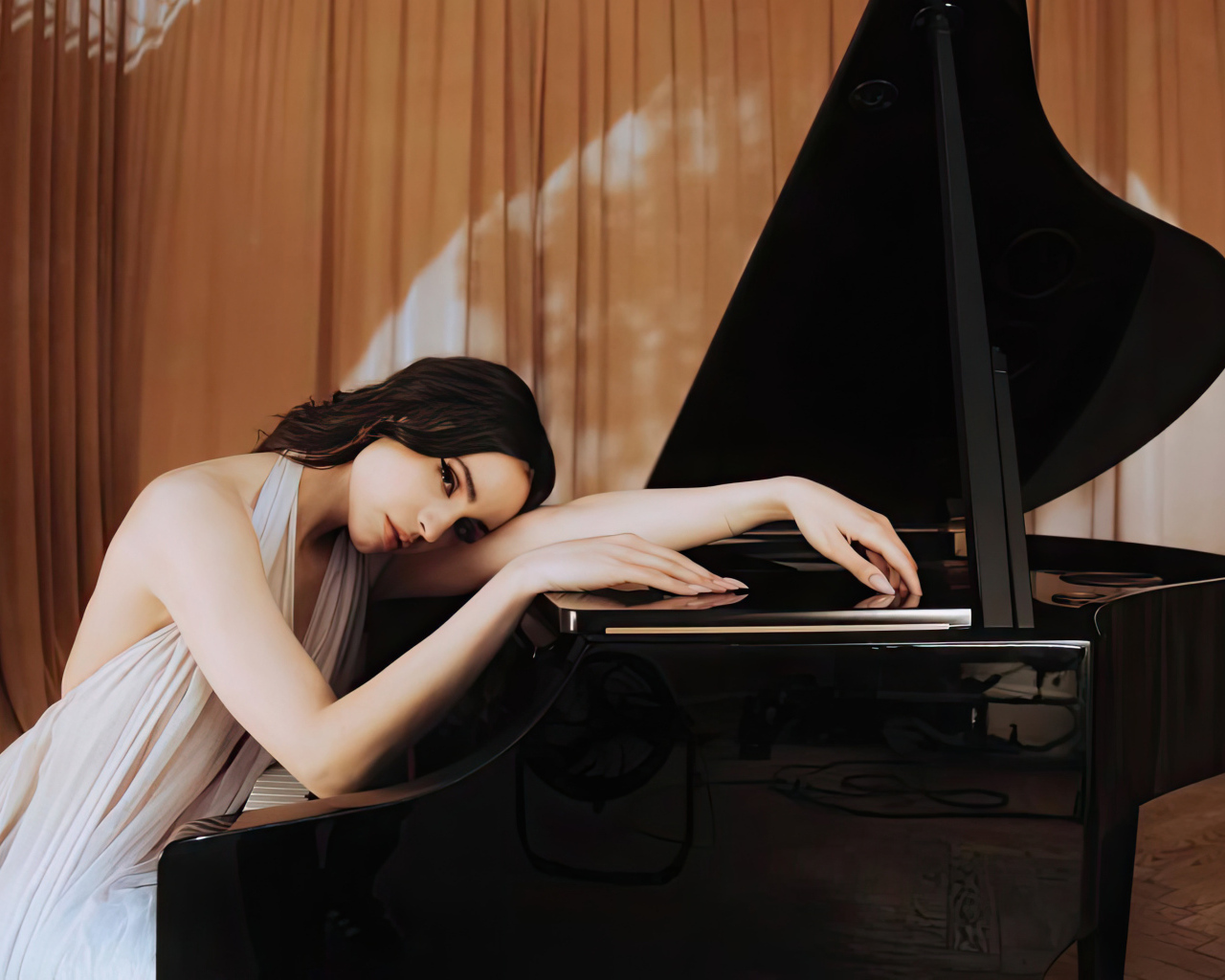 Американская актриса София Карсон с роялем